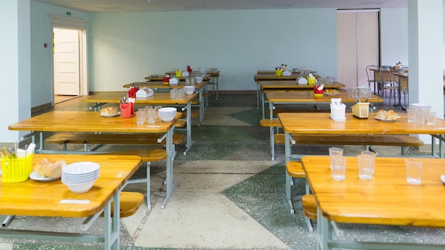 Cafetería comedor en café universitario con mesas y sillas mostrador bar hotel