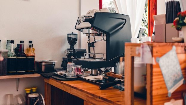 Cafeteria de aparência mínima pronta para abrir a máquina de café no café