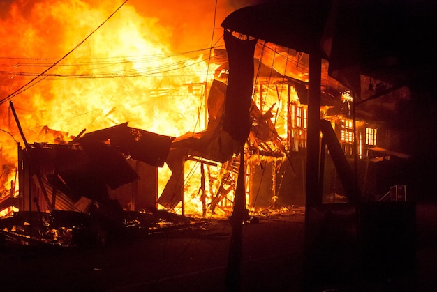 Cafetería en llamas por la noche