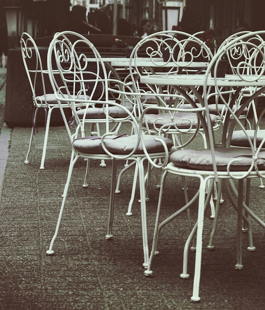 Cafetería. mesas y sillas en la calle Gdansk. Polonia