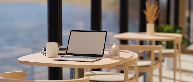 Cafetería moderna sala de estar o interior de espacio de coworking con maqueta de computadora portátil