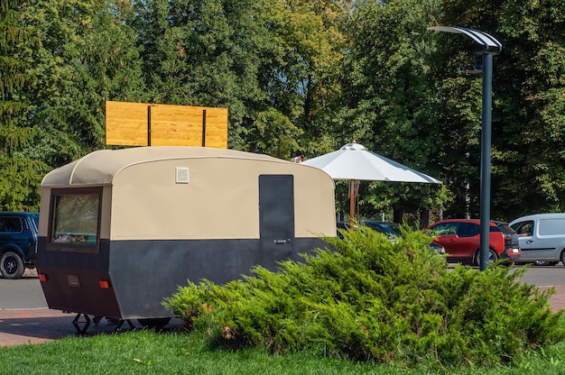 Cafetería móvil en el centro de la ciudad del parque