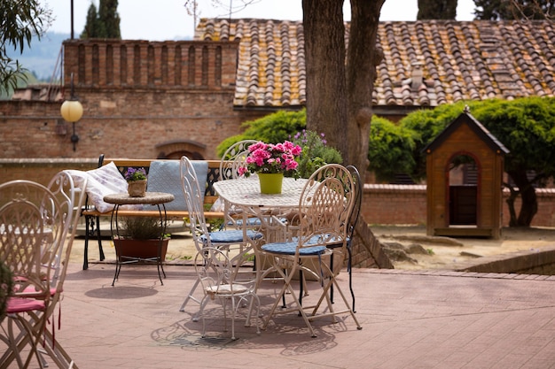 Cafeteria. Pátio pequeno. mesas e cadeiras na cidade, Itália, Certaldot. Toscana, Itália