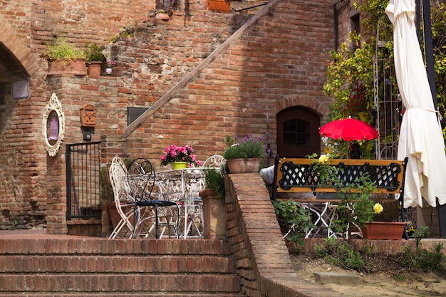 Cafetería. Pequeño patio. mesas y sillas en la ciudad, Italia, Certaldot. Toscana, Italia