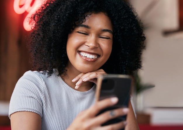 Una cafetería y un teléfono o wifi buscan en un restaurante un meme o contenido de las redes sociales con alegría Cafetería Internet móvil y una clienta navegando en las redes sociales para comunicarse o enviar mensajes de texto