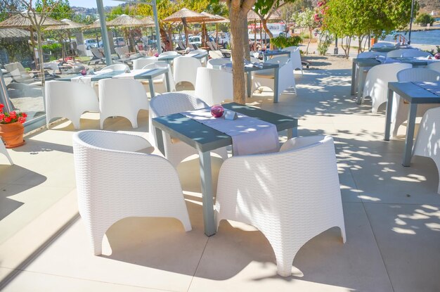 Cafétische an der Küste von Georgioupolis Griechenland Kreta