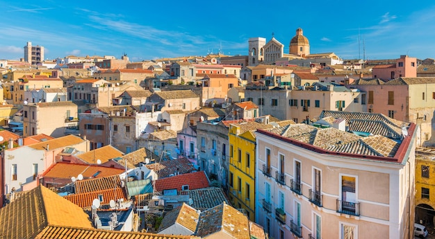 Cagliari - Cerdeña, Italia: paisaje urbano del centro de la ciudad vieja en la capital de Cerdeña, panorama de gran angular, vista desde la azotea