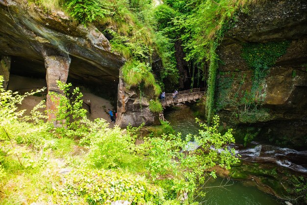 Caglieron Italien 26. Mai 2019 Gruppe von Touristen am Wanderweg in Höhlen