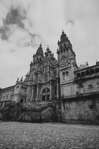 Cahtedral blanco y negro y nubes