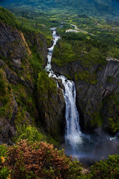 Cai nas montanhas da noruega em tempo chuvoso.