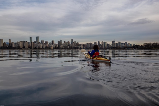 Caiaque ao redor de Kitsilano com Vancouver Downtown Skyline ao fundo