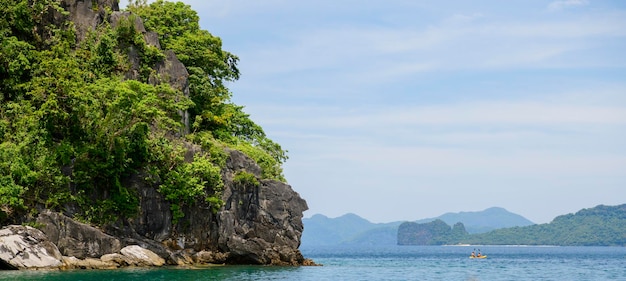 Caiaque, Canoagem em El Nido na ilha de Pinagbuyutan, paisagem cárstica, Palawan, Filipinas