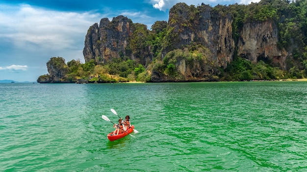 Caiaque em família, mãe e filha remando em caiaque em passeio de canoa no mar tropical perto de ilhas, se divertindo, férias ativas com crianças na tailândia, krabi