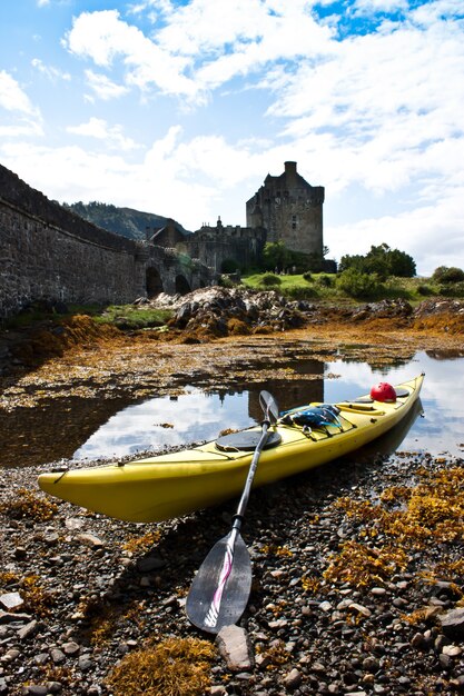 Caiaque em frente ao Castelo Eilean Donan, Escócia