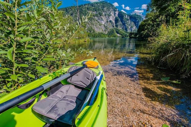 Caiaque em um lago cênico