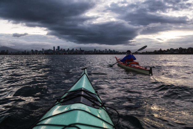 Caiaque em Vancouver durante o nascer do sol dramático