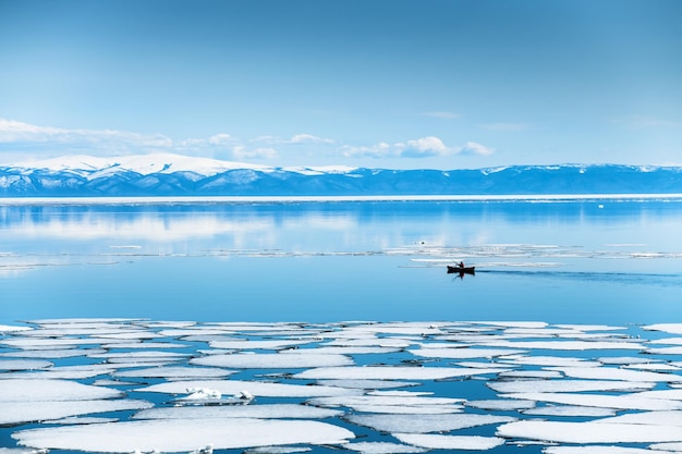 Caiaque navegando entre blocos de gelo no lago baikal lago sibéria rússia linda paisagem de primavera