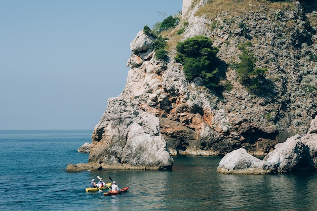Caiaques no mar para turistas caiaque no mar perto de dubrovnik, croata