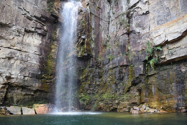 Caída de agua entre muro de piedra