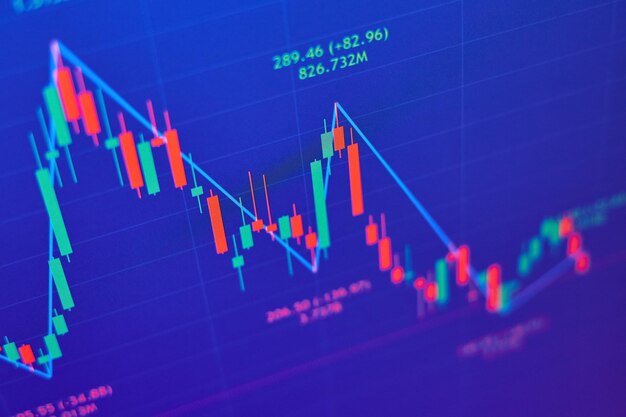 Caída del gráfico del mercado de valores sobre fondo azul.