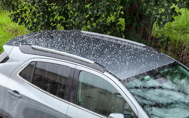 Caída de granizo sobre el techo del coche Los granizos pueden dañar la carrocería