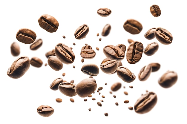 Caída de granos de café tostados aislados sobre fondo blanco con enfoque selectivo