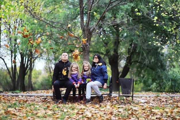 Caída de hojas en el parque Niños de paseo en el parque de otoño Familia Otoño Felicidad