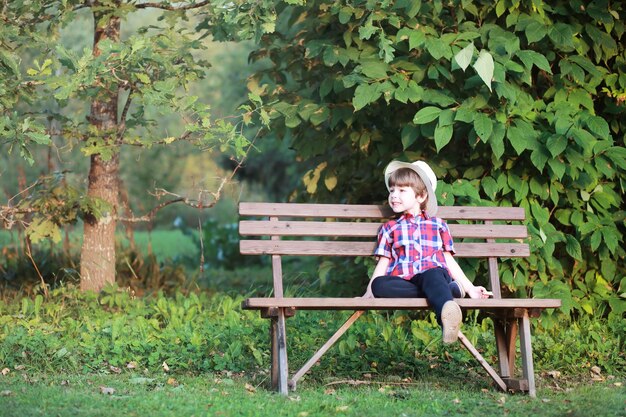 Caída de hojas en el parque Niños de paseo en el parque de otoño Familia Otoño Felicidad