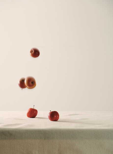 Foto caída de manzanas rojas en el fondo de la tabla