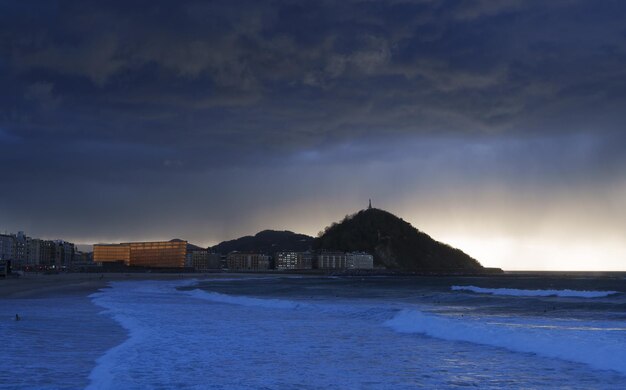 Foto caída de la noche en donostia nubes de tormenta en la costa de la ciudad de donostia san sebastián euskadi