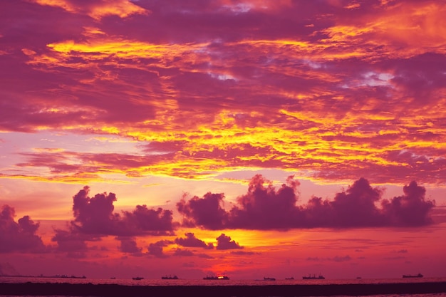 caída de la noche en la isla