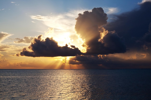 caída de la noche en la isla