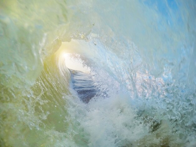 La caída de las olas durante el surf y el atardecer. Faro Portugal