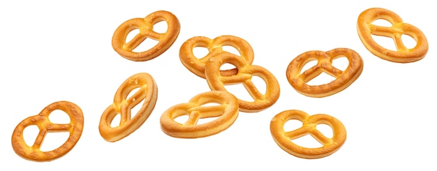 Caída de pretzels salados aislado sobre fondo blanco.