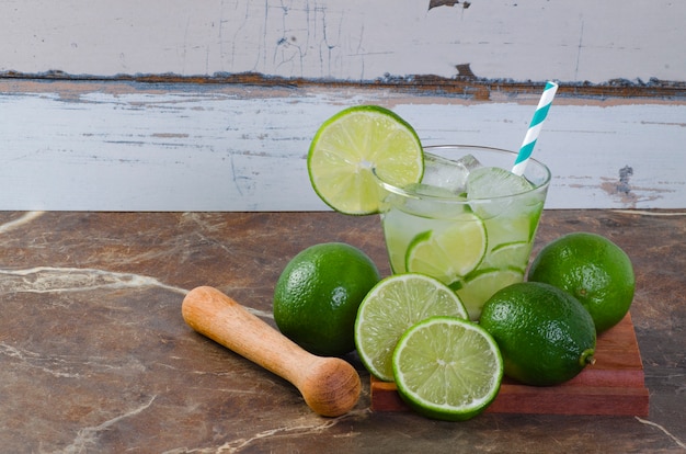 Foto caipirinha brasileira, coquetel típico brasileiro feito com limão, cachaça e açúcar.