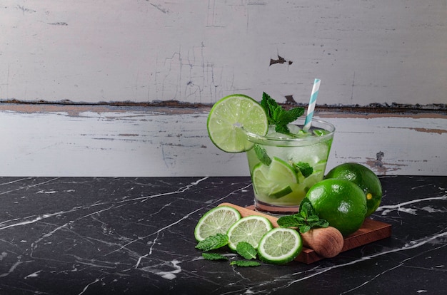 Caipirinha brasileña, cóctel típico brasileño elaborado con limón, cachaça y azúcar.