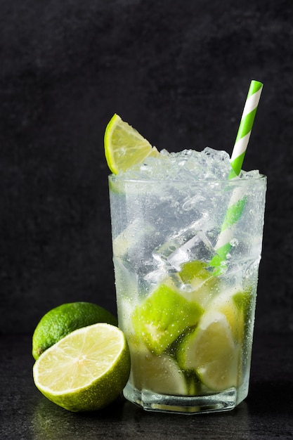 Caipirinha cocktail em vidro preto