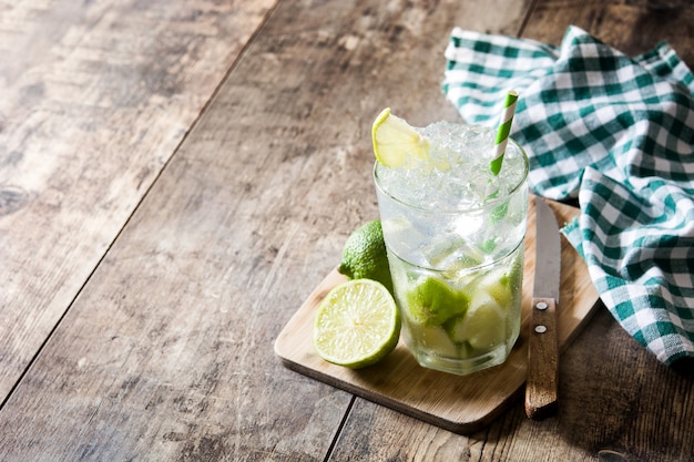 Foto caipirinha-cocktail im glas auf holztisch