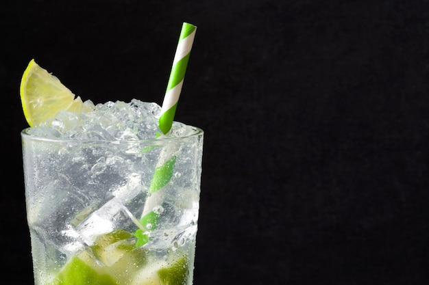 Caipirinha Cocktail im Glas auf Schwarz