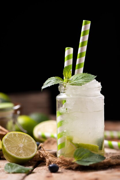 Caipirinha-Cocktail in einem Glas auf Holztisch.