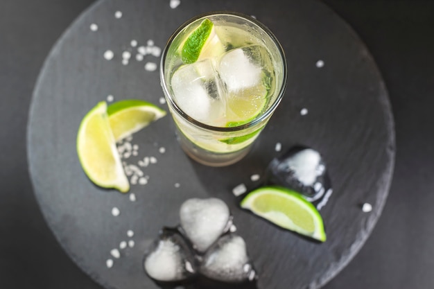 Caipirinha coctel con hielo y lima.