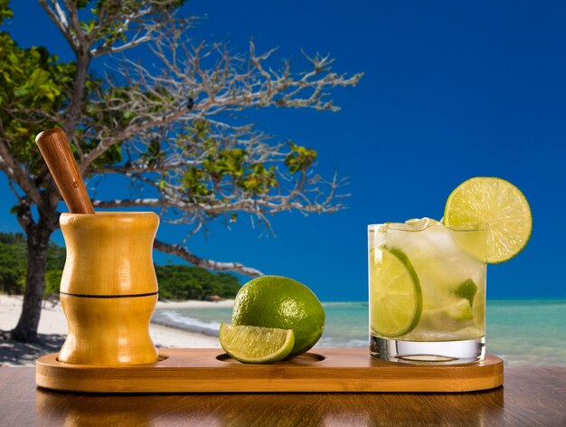 Caipirinha de frutas com limão do Brasil em praia linda