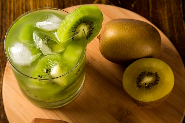 Caipirinha de Kiwi do Brasil na mesa de madeira