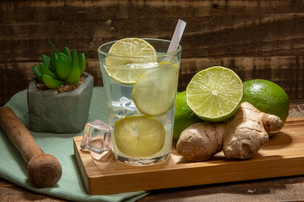 La caipirinha es el coctel tÃpico brasileÃ±o hecho con cachaÃƒÂ§a, azÃºcar y limÃ³n. Algunos ponen jengibre