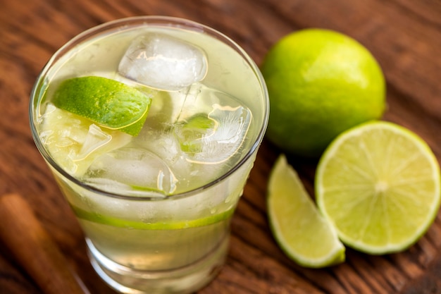 Caipirinha de fruta de limón de Brasil sobre mesa de madera