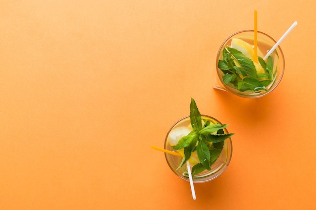 Caipirinha Mojito Cocktail Wodka oder Sodagetränk mit Limettenminze und Strohhalm auf Tischhintergrund Erfrischungsgetränk mit Minze und Limette in Glasdraufsicht flach gelegt