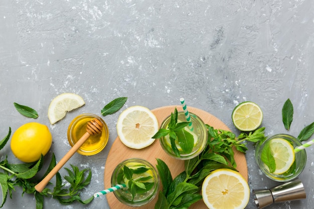 Caipirinha mojito coquetel vodka ou refrigerante com hortelã e canudo no fundo da mesa bebida refrescante com hortelã e limão em vidro vista superior plana lay