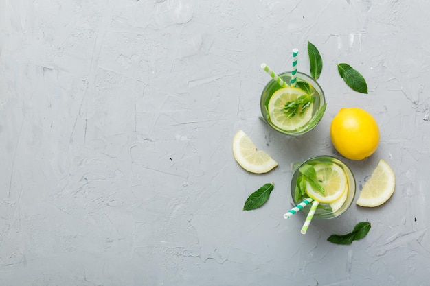 Caipirinha Mojito coquetel vodka ou refrigerante com hortelã e canudo no fundo da mesa Bebida refrescante com hortelã e limão em vidro vista superior plana lay