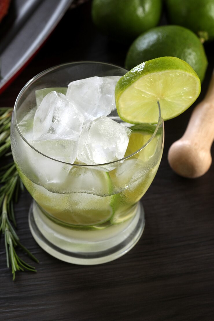Foto caipirinha, um coquetel típico brasileiro