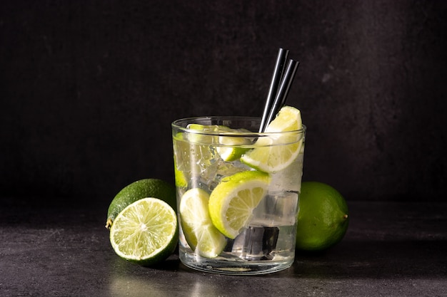 Caipiroska Cocktail mit Limette